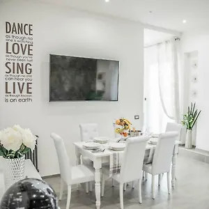 New Moon Luxury , Lido di Ostia Italien
